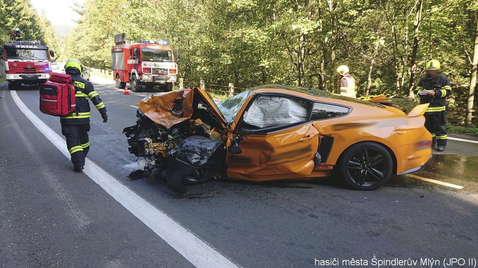 Srážka dvou aut si vyžádala jednu oběť: Řidič Mustangu měl podle svědků závodit s jiným řidičem!