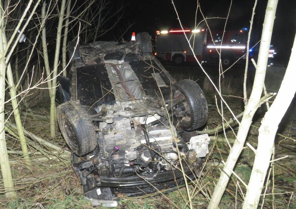 Nepřipoutaného spolujezdce zavalilo auto, v nemocnici zemřel.