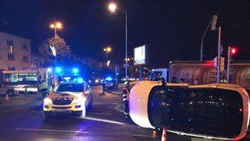 Luxusní SUV skončilo po srážce na boku: Nehoda blokovala dopravu na křižovatce v Krči