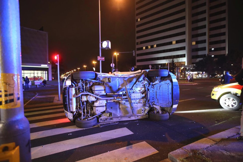 Na křižovatce ulice Na Strži a Jeremenkova došlo k dopravní nehodě. Auto skončilo na boku.