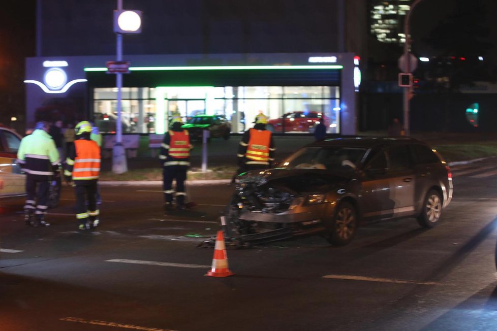 Na křižovatce ulice Na Strži a Jeremenkova došlo k dopravní nehodě. Auto skončilo na boku.