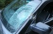 Náraz promáčkl čelní sklo, okénko u řidiče se vysypalo.  