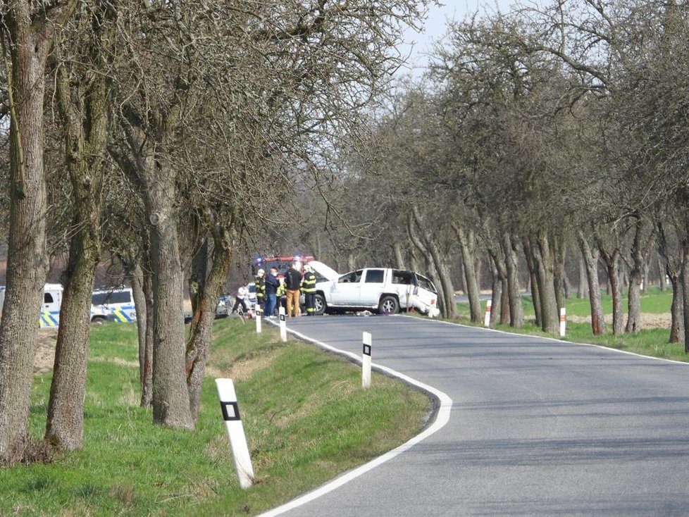 Tragická nehoda na Nymbursku: Při čelní srážce aut zemřel člověk