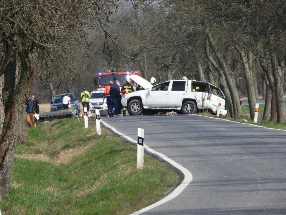 Tragická nehoda na Nymbursku: Při čelní srážce aut zemřel člověk