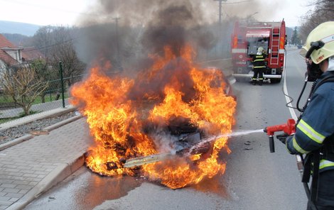 Auto zcela zmizelo v plamenech.