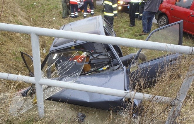 U nehody na Plzeňsku pomáhal anděl s vínovým BMW – poznáváte ho?