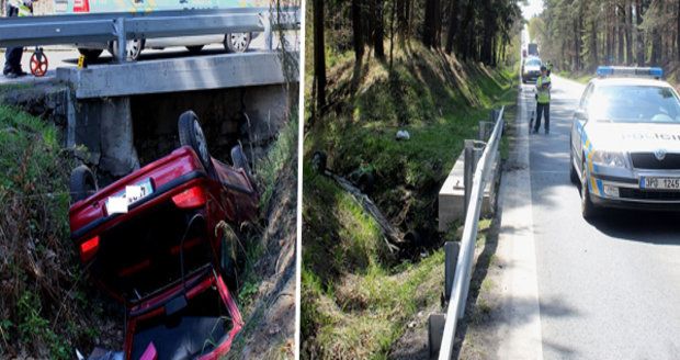 Řidič skončil kvůli nepozornosti na střeše v odvodňovacím kanále.