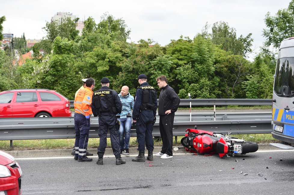 Hromadná nehoda policejních aut na Jižní spojce