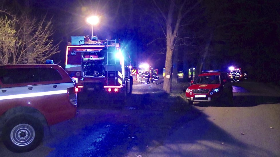 Z hořícího auta u Čerčan vytáhli svědci těhotnou ženu a zraněného muže.