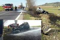 Na Karlovarsku po nehodě začalo hořet auto: První pomoc řidiči poskytla slečna, co jela kolem