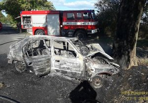 K tragédii došlo ve čtvrtek dopoledne u obce Trpísty na Tachovsku. Řidič tu zatím z neznámých důvodů přestal ovládat svůj vůz a narazil do stromu.