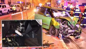Řidič v Praze naboural do zábradlí: Tyč mu projela autem až do nohy.