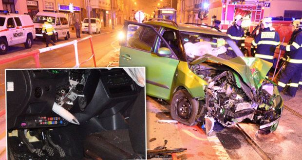 Řidič v Praze naboural do zábradlí: Tyč mu projela autem až do nohy