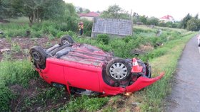 Mladá řidička ladila rádio a přitom převrátila své auto na střechu.