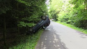 Před těžkými zraněními děti uchránily autosedačky: Pod autem u Ptic se utrhla krajnice.