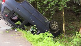 Před těžkými zraněními děti uchránily autosedačky: Pod autem u Ptic se utrhla krajnice.