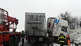 U Zlešic na tahu z Prahy na hraniční přechod Strážný došlo k nehodě kamionu: Po smyku skončil mimo vozovku
