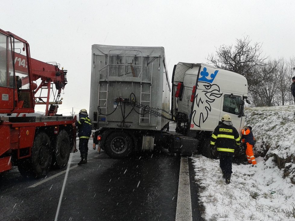 U Zlešic na tahu z Prahy na hraniční přechod Strážný došlo k nehodě kamionu: Po smyku skončil mimo vozovku