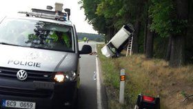 Řidička na jihu Čech "opřela" auto o strom.