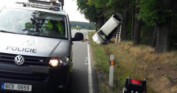 Řidička na jihu Čech "opřela" auto o strom.
