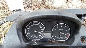 V nabouraném autě v Orlové našli mrtvolu: Tachometr se zastavil na 250 km/h.