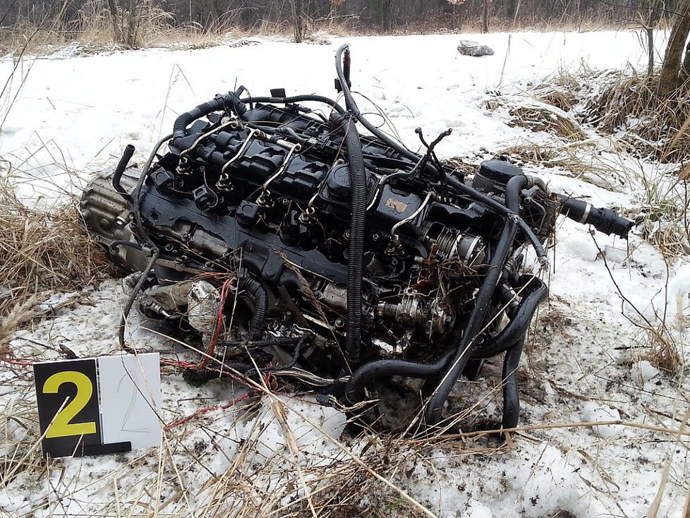 V nabouraném autě v Orlové našli mrtvolu: Tachometr se zastavil na 250 km/h.