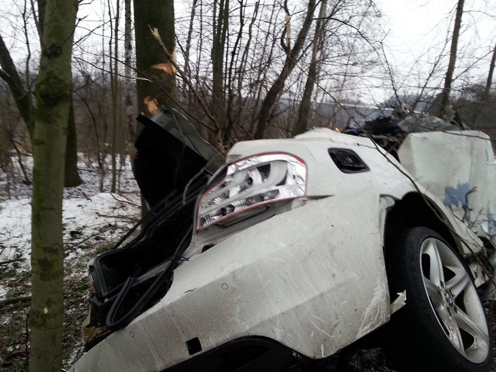 V nabouraném autě v Orlové našli mrtvolu: Tachometr se zastavil na 250 km/h.