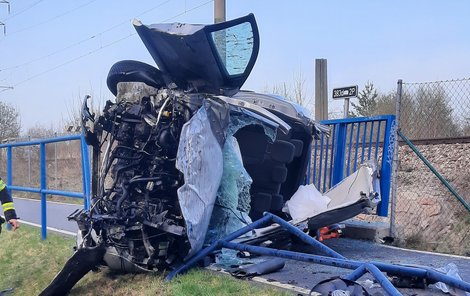 V Jihlavě se zřítilo auto z mostu na cyklostezku. Řidič (37) renaultu utrpěl vážná zranění.