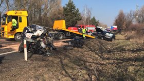 Tragická nehoda na Benešovsku: Při srážce tří aut zemřel jeden člověk