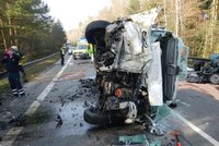 Vážná nehoda v jižních Čechách: Dva lidé zemřeli, další dva jsou zranění