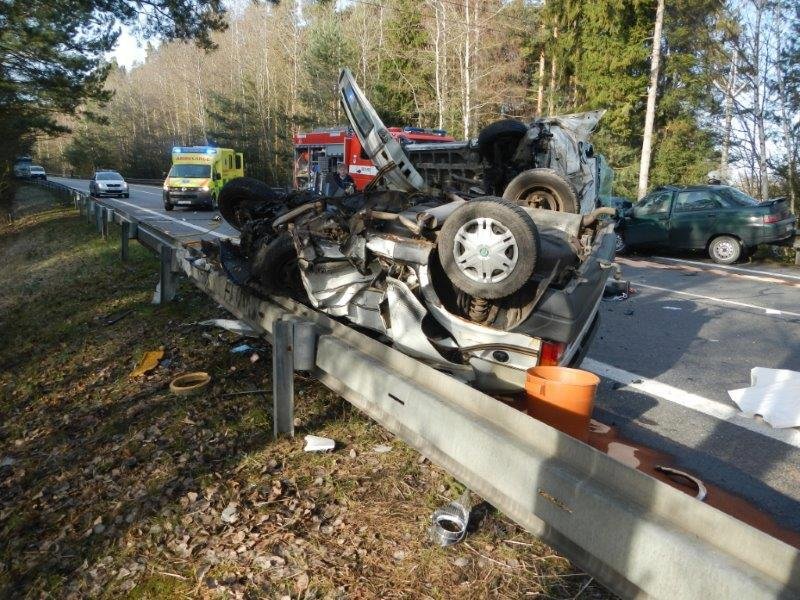 Vážná nehoda v jižních Čechách: Dva lidé zemřeli, další dva jsou zranění