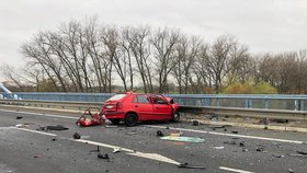Smrtelná nehoda u Nymburka: Řidič felicie nepřežil srážku s kamionem