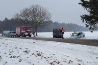 Tragická nehoda na Vysočině: Ledovka vystřelila auto přímo proti dodávce, spolujezdkyně (†20) zemřela