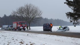 Tragická nehoda na Vysočině: Ledovka vystřelila auto přímo proti dodávce, spolujezdkyně (†20) zemřela.