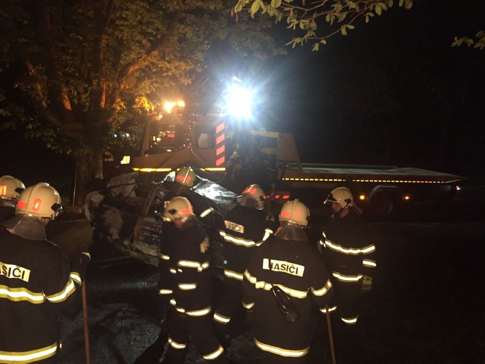 Tragická nehoda na Benešovsku: Řidič po nárazu do stromu uhořel.