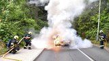 Nehoda na Sokolovsku: Auto začalo hořet přímo za jízdy, řidič sotva stihl utéct