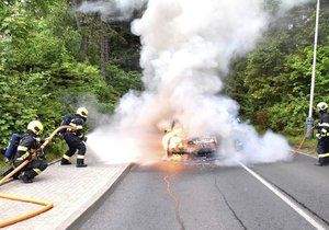Nehoda na Sokolovsku: Auto začalo hořet za jízdy.