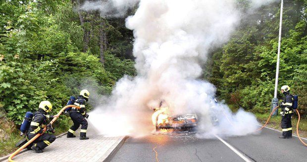 Nehoda na Sokolovsku: Auto začalo hořet přímo za jízdy, řidič sotva stihl utéct