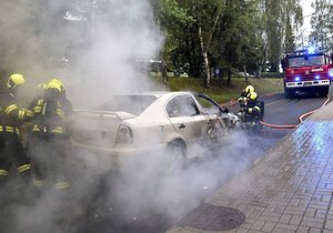 Vězeň na cestě do práce zachránil život mladé ženě: Po autonehodě ji vytáhl z vozu, ze kterého se kouřilo. (ilustrační foto)