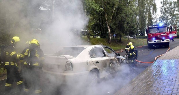 Vězeň na cestě do práce zachránil život mladé ženě: Po autonehodě ji vytáhl z vozu, ze kterého se kouřilo. (ilustrační foto)