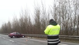 Čtyři lidé byli časně ráno zraněni při čelní srážce dvou osobních aut