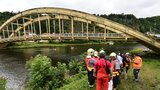 Za opařeným batoletem v nedostupné chatě vyráželi záchranáři, policie i hasiči – pěšky, vrtulníkem i na lodi