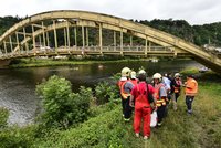 Za opařeným batoletem v nedostupné chatě vyráželi záchranáři, policie i hasiči – pěšky, vrtulníkem i na lodi