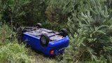 Děsivá autonehoda na Domažlicku: Auto se převrátilo na střechu! 