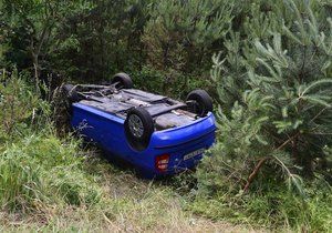 Řidič sjel ze zatím nezjištěných příčin ze silnice a převrátil auto na střechu. Jeho matka nehodu nepřežila