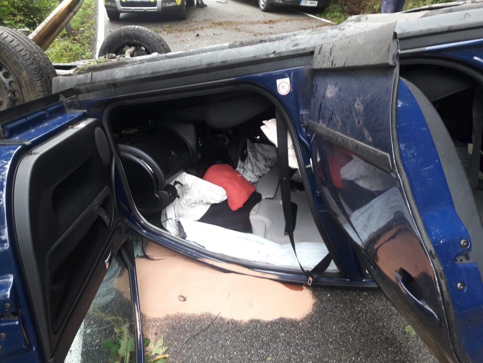 Těhotná řidička (36) předjížděla v zatáčce kamion: Se svým autem se převrátila!