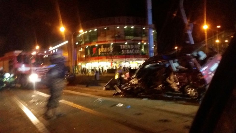 Drastická nehoda v Plzni: Řidička přehlédla tramvaj