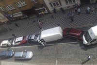 Tramvaj v Praze nabrala několik aut: Srazila i policejní vůz