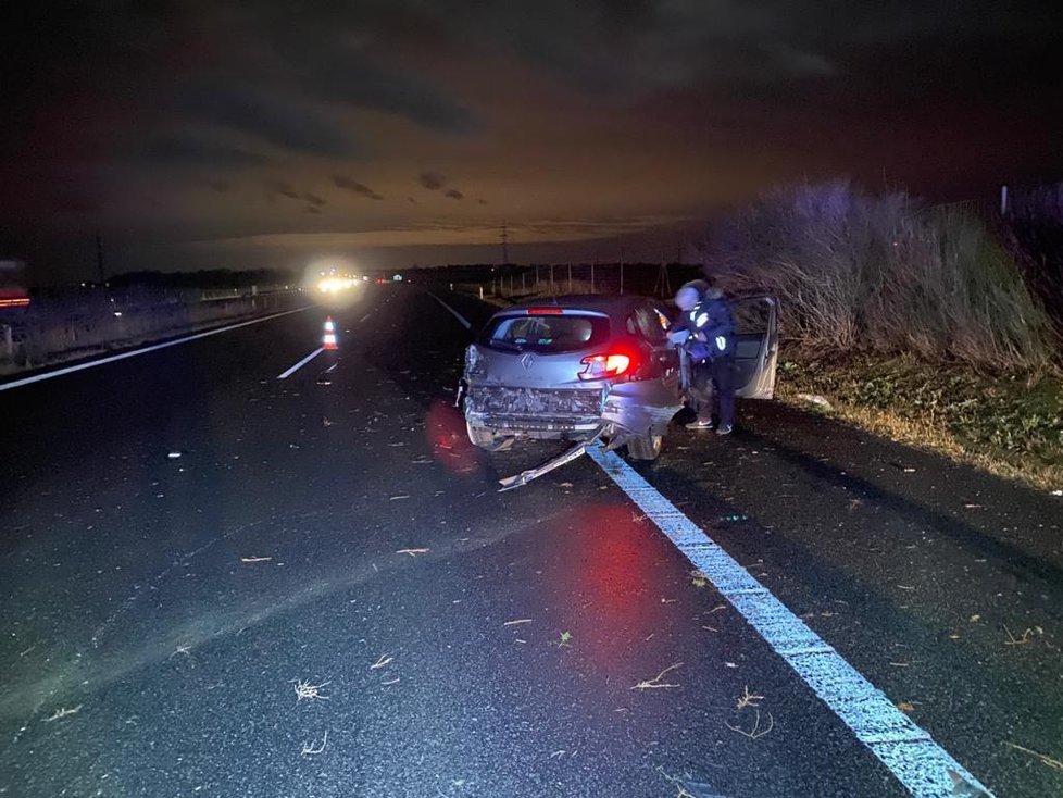 Zmatený senior jel po dálnici D8 v protisměru. Způsobil jednu nehodu.