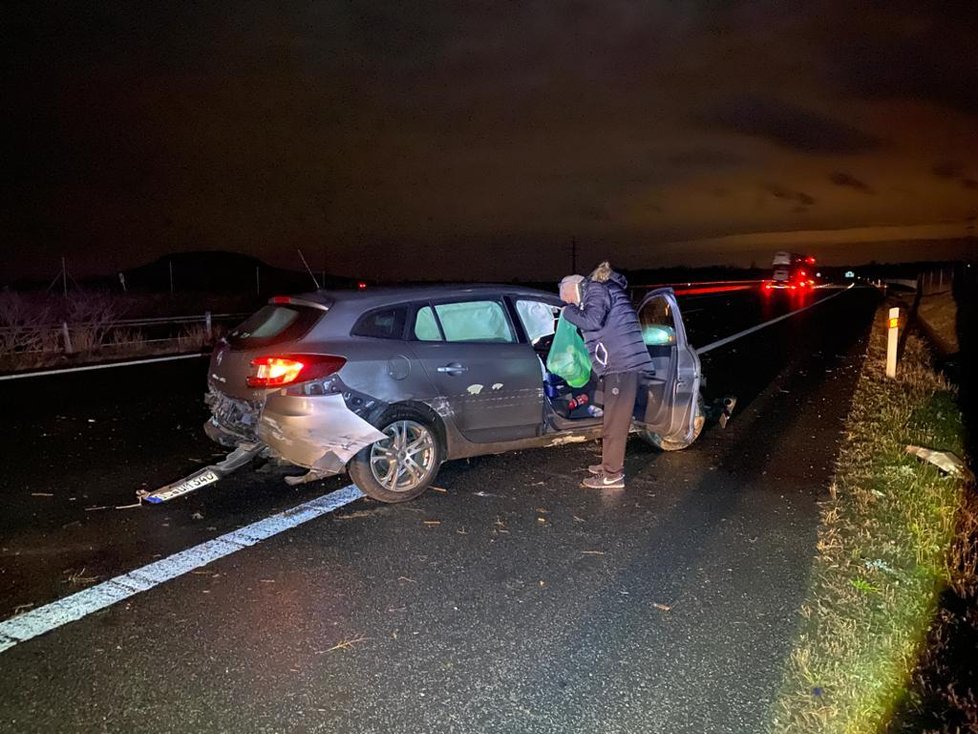 Zmatený senior jel po dálnici D8 v protisměru. Způsobil jednu nehodu.